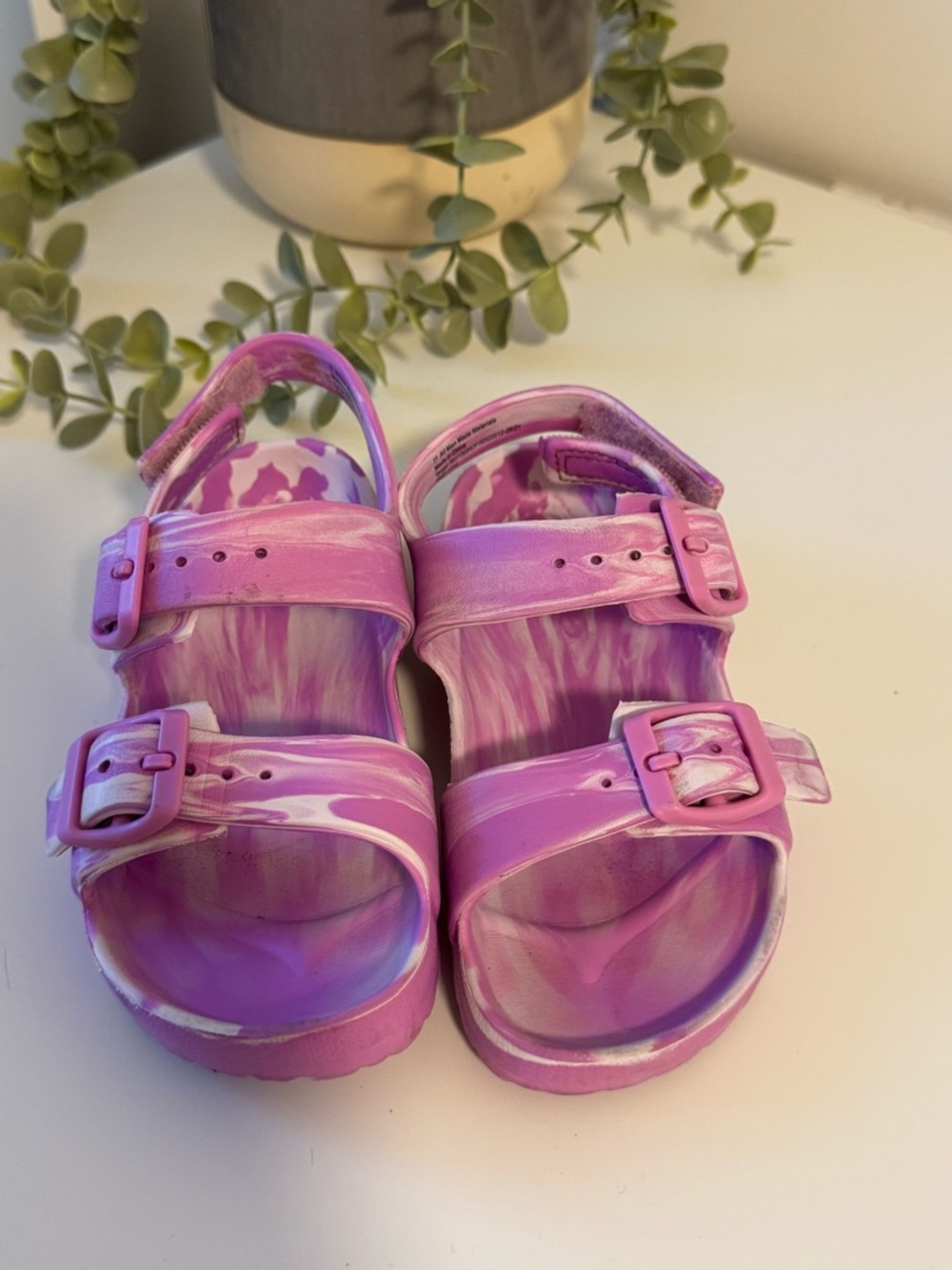 Kids buckle sandals in pink & purple tie-dye 💜 Size 11 Cat & Jack